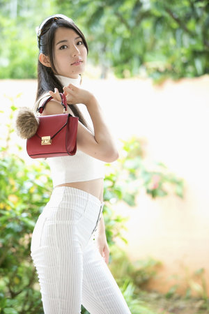 15岁jk自扣出白色粘液视频